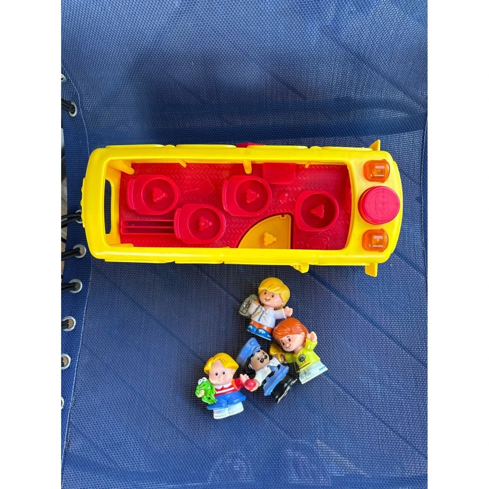 Fisher-Price Little People Lil Movers School Bus Yellow Toy with 4 Figures